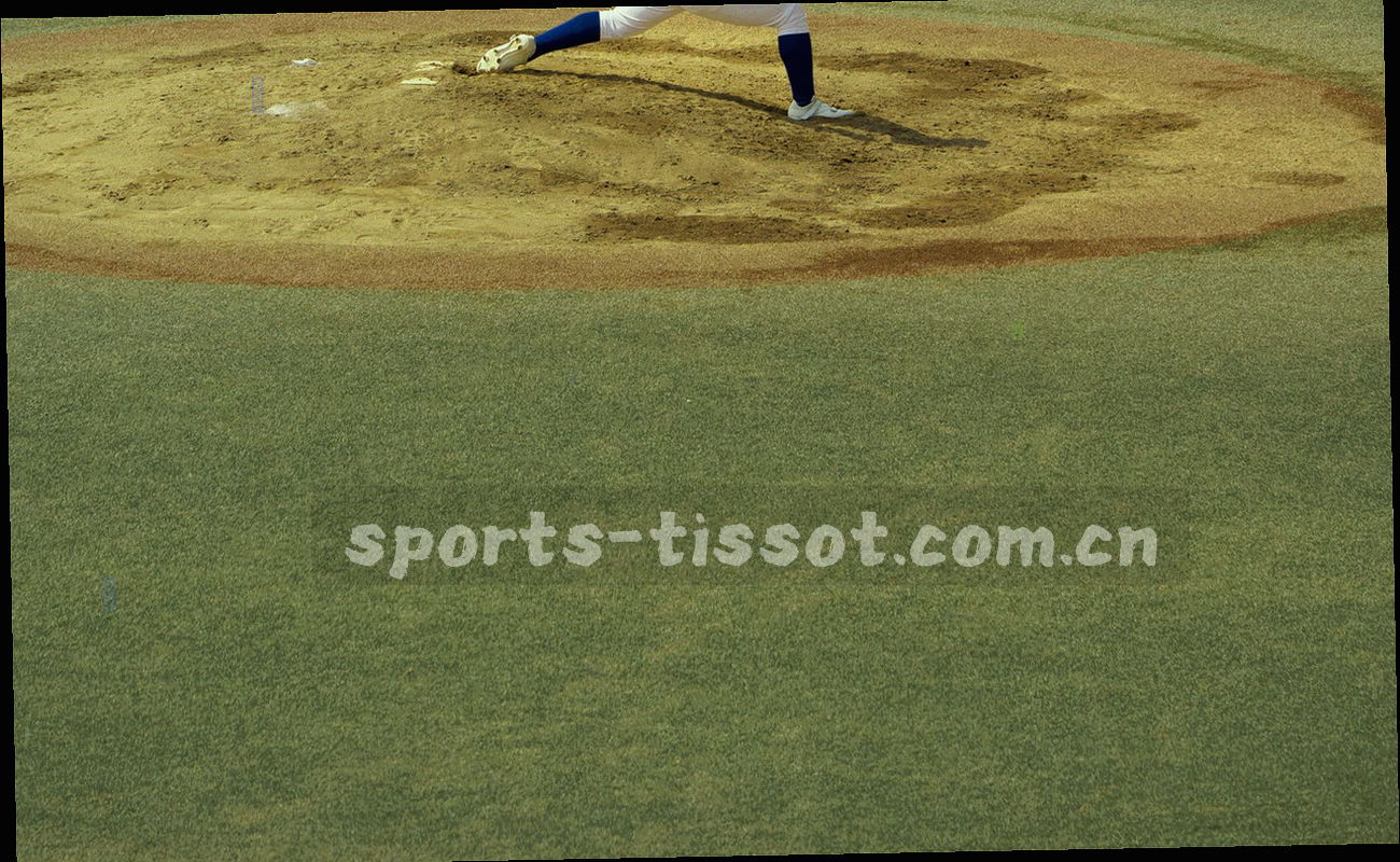 看台座椅与栏杆的局部特写，浅景深，光线偏暖，画面中没有人
